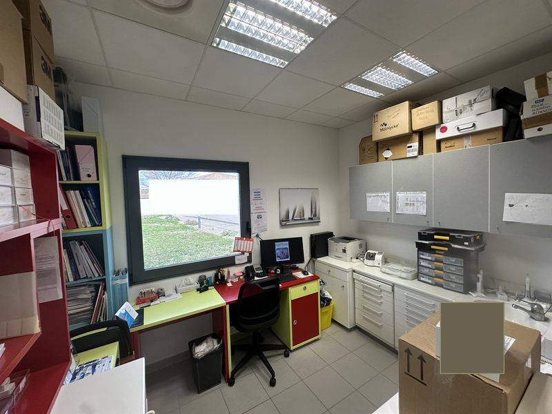 Immeuble professionnel dans un environnement économique à vendre à Velaux