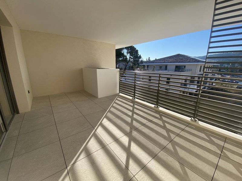 location logement 2 chambres balcon et stationnement état neuf