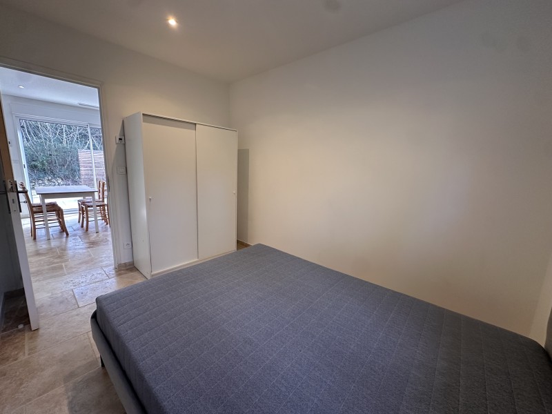 T3 à louer à ventabren dans une propriété privée avec place de stationnement privative et terrasse 13122