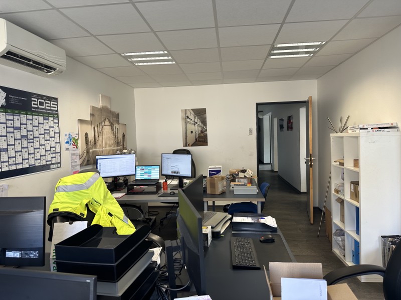 louer un immeuble avec locaux d'activités à velaux dans le parc d'activités de la verdière