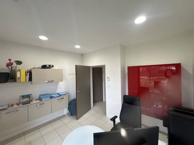 Immeuble professionnel dans un environnement économique à vendre à Velaux