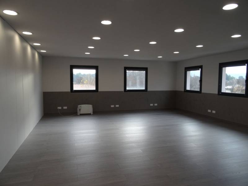 velaux proche des commoditéslocation bureaux avec stationnement privatif