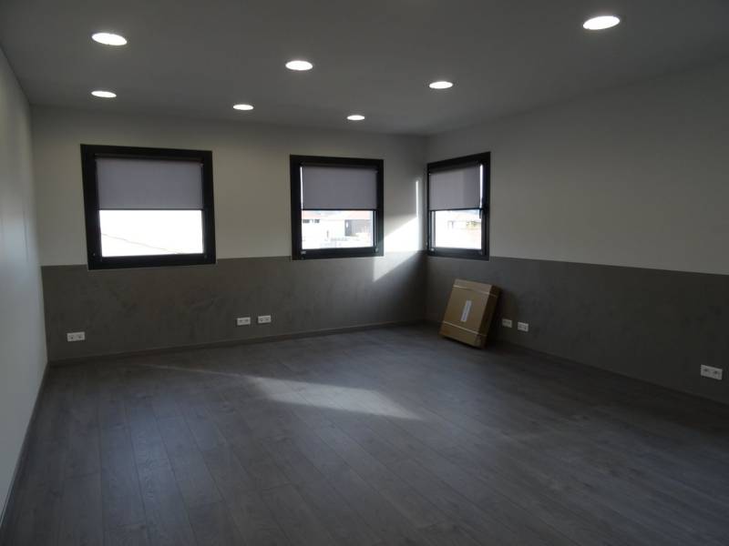 locaux à louer zone du grand pont à velaux 13880