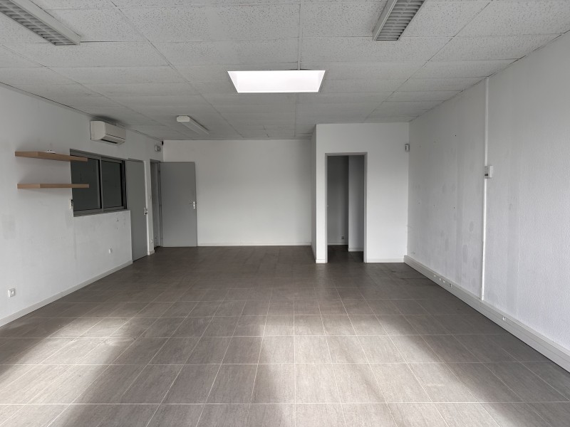 Local commercial au cœur d'un centre dynamique avec parking et visibilité