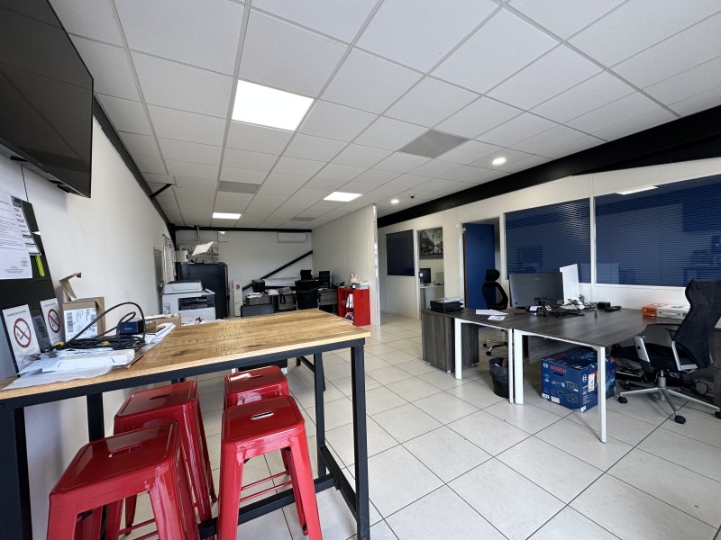 bureaux climatisés avec open space et bureaux isolés salle de repos en location à velaux