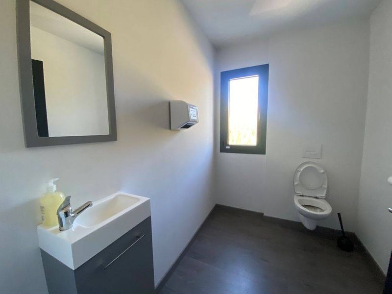 dans un immeuble récent location bureau 30m² climatisé excellent état 2 parkings