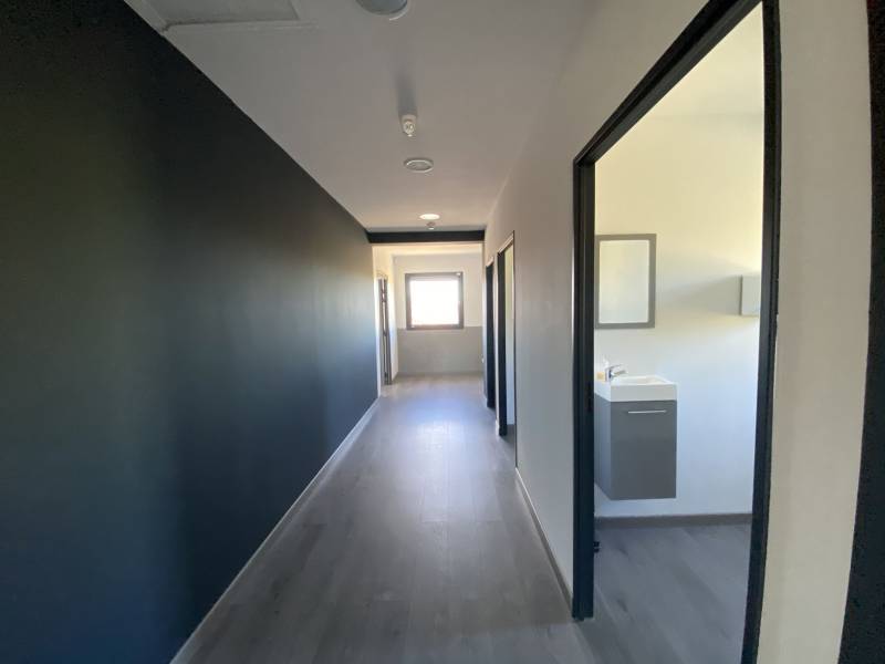 dans un ensembel immobilier location de bureau avec parking