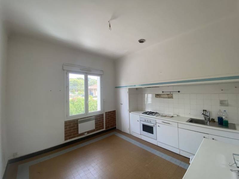 location d'un appartement avec cuisine équipée 2 chambres jardinet à ROGNAC 13340