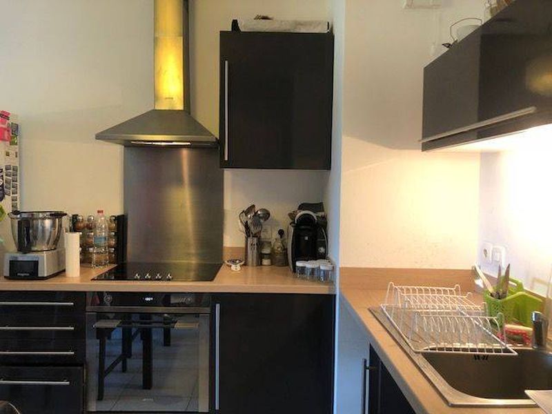 appartement avec terrasse jardinet et stationnement privatif à louer lançon de provence 13680