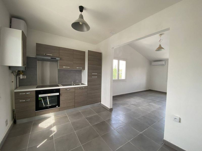 appartement à louer ventabren avec cuisine équipée séjour climatisé