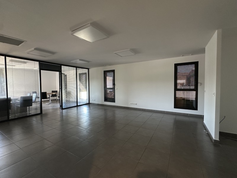 bureau climatisé à louer à velaux avec salle de réunion