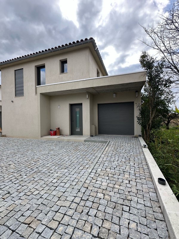 maison T5 à louer velaux état neuf accessible PMR avec jardin piscine et stationnement