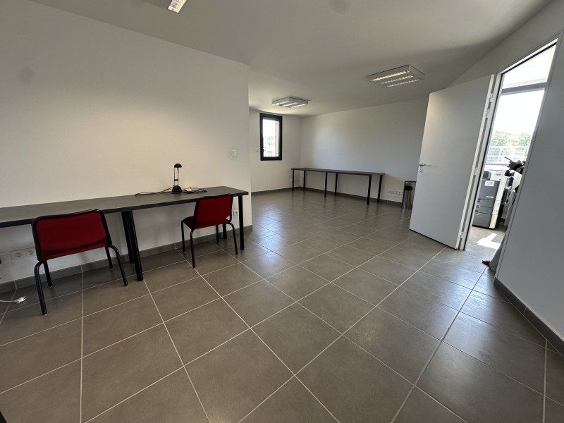 espace professionnel en rez de chaussée disponible en location à velaux 13880