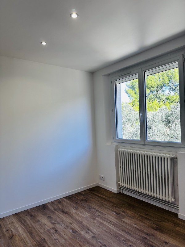 T3 à louer à velaux 2 chambres terrasse véranda stationnement libre en campagne 13880