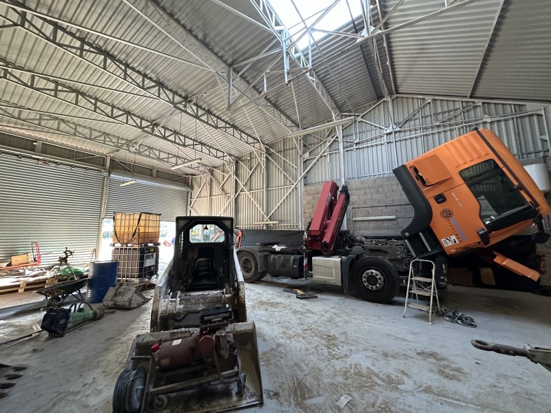 à louer entrepôt bureaux et terrain plat et clos dans une zone artisanale proche RN 113