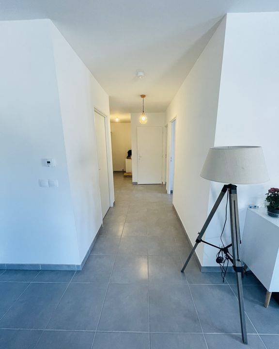 appartement en location à ventabren 2 chambres balcon garages en sous-sol