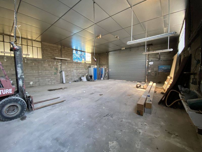 entrepôt à louer avec terrain clos berre l'étang