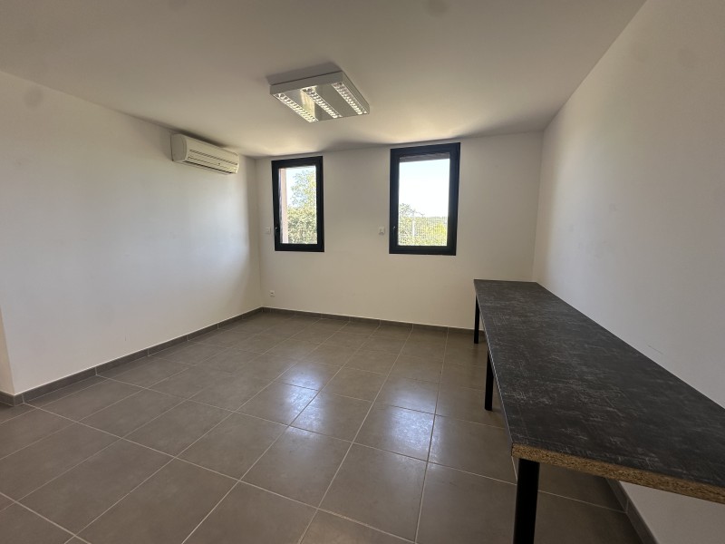 louer un bureau à velaux en rdc avec stationnement privatif 13880