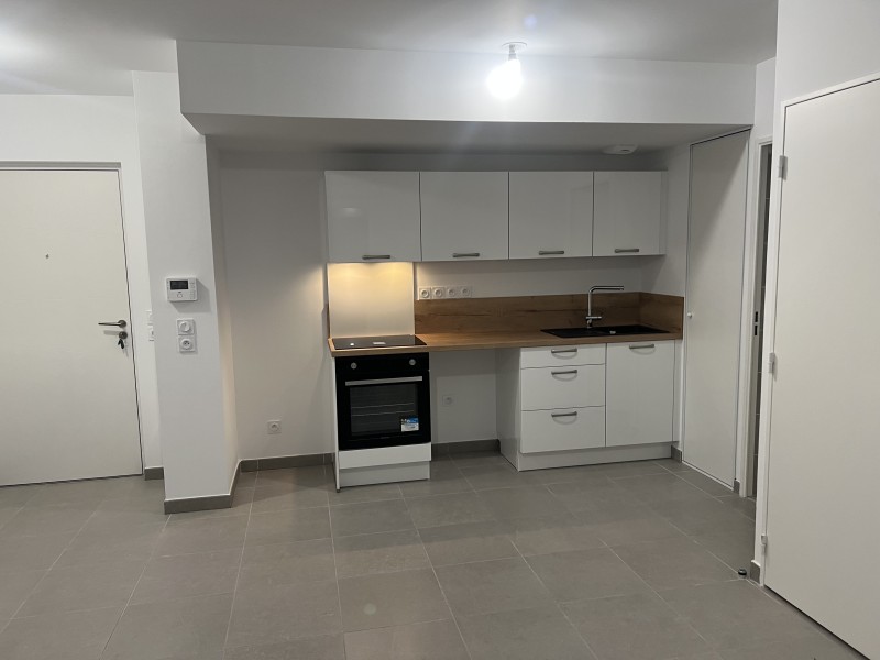 location appartement T2 centre pelissanne parking terrasse état neuf