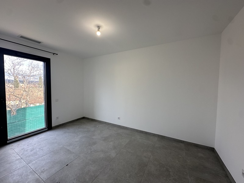 maison 4 chambres à louer à velaux cuisine ouverte et équipée ascenseur terrasse jardin clos piscine