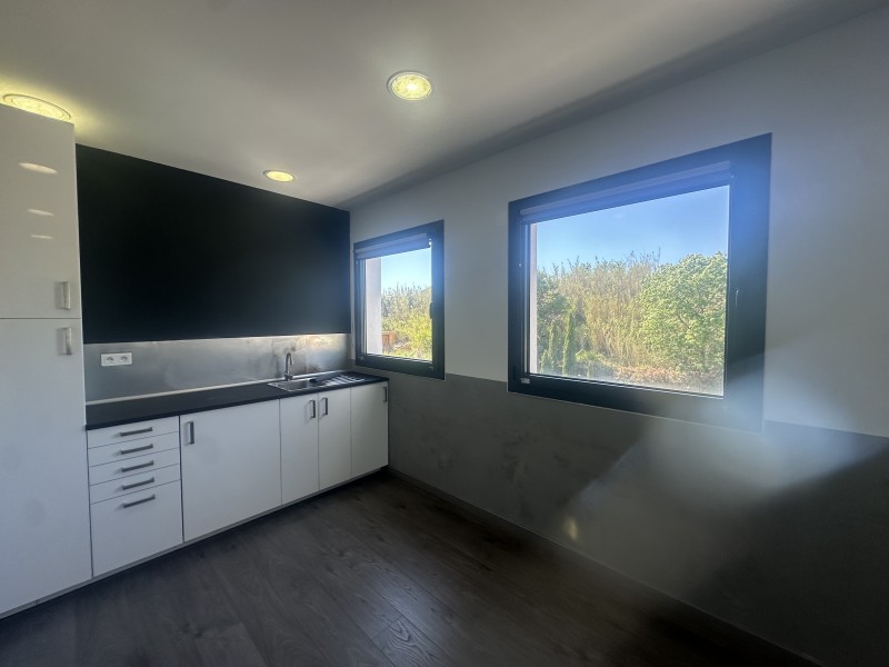 locaux disponibles à velaux à louer dans un site lumineux propre et verdoyant