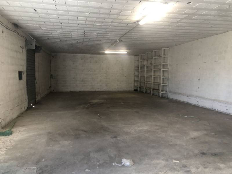 proche voie rapide et autoroute locaux d'activités à louer à rognac 13340