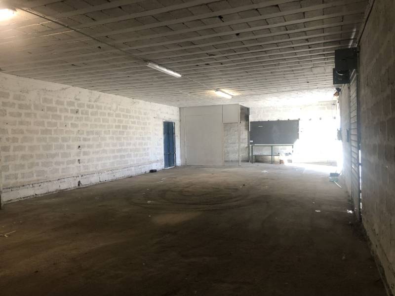 locaux disponibles à la location entrepôt et bureaux 13340 avec terrain privatif