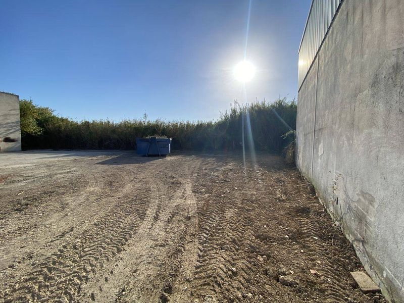 terrain avec entrepôt à louer berre l'étang dans les bouches du rhône