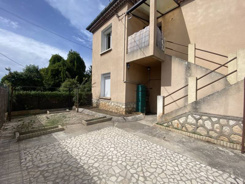 appartement T3 en location à rognac avec deux chambres jardinet et garage en sus 13