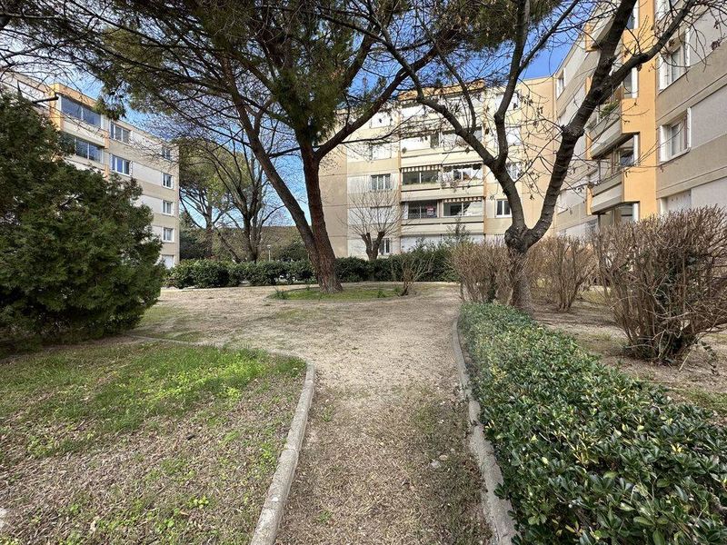 appartement T4 en location aix en provence proche commerces dans résidence calme et fermée