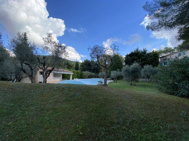 maison avec dependance jardin clos et piscine 13122