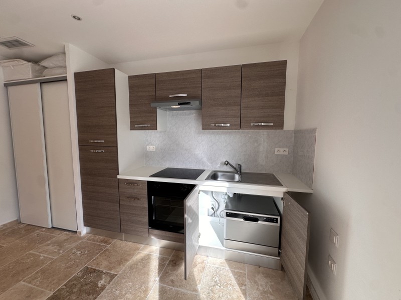 ventabren location d'un appartement T3 meublé en très bon état exposé SUD