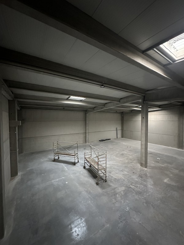 entrepôt neuf à louer lançon de provence avec hauteur sous plafond 7m61 accès facile pour poids lourds et activité de transport