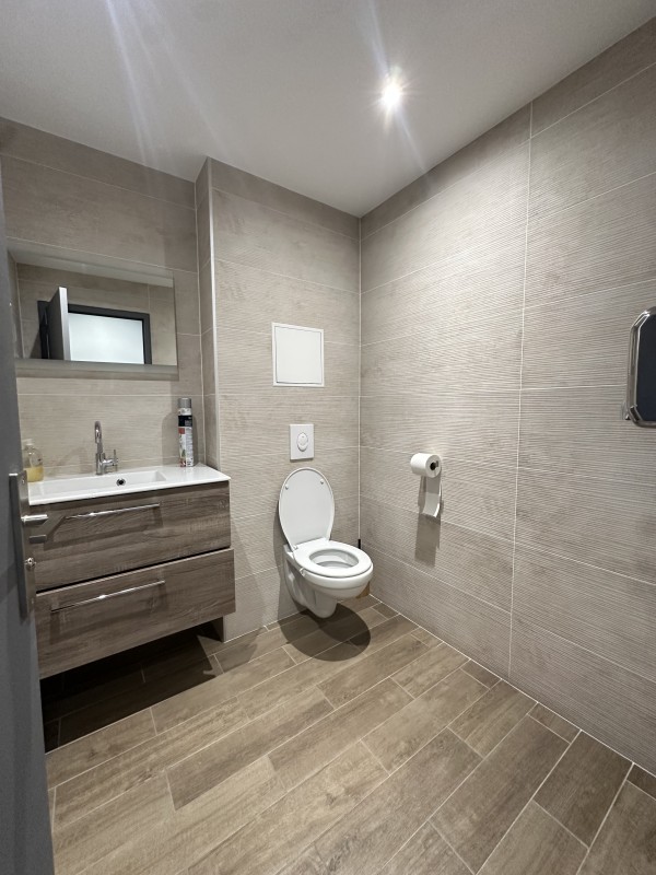 bureau à louer dans un immeuble réhabilité à velaux 