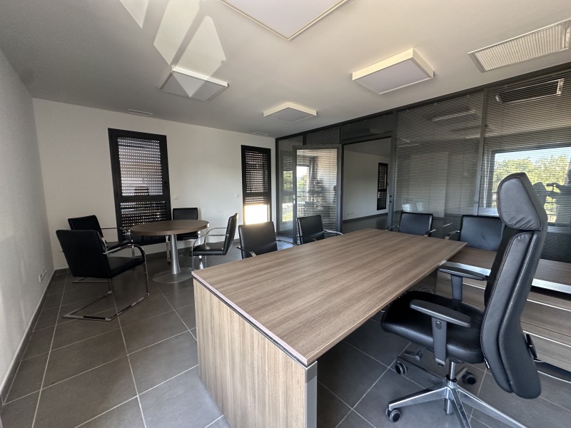 bureau avec salled e réunion à louer à VELAUX dans la zone du grand pont 13880
