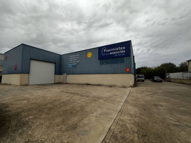 vente d'un immeuble za de la pile saint cannat stockage magasin et parking 13760