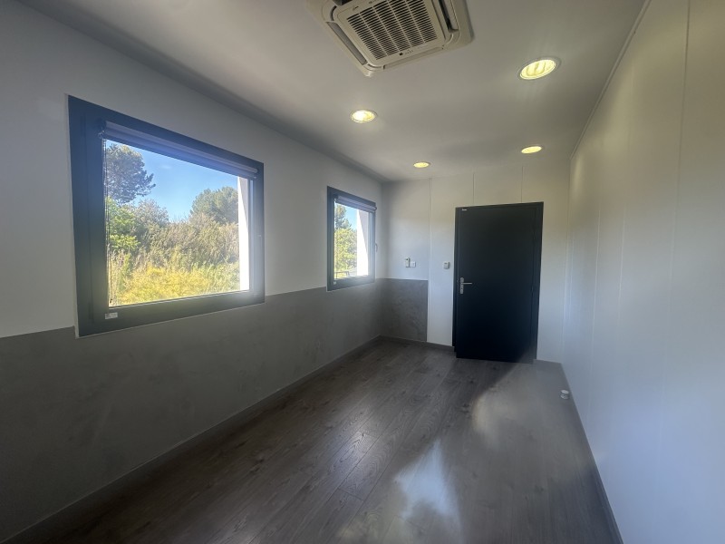 bureau à louer velaux au deuxième étage d'un immeuble récent avec stationnement