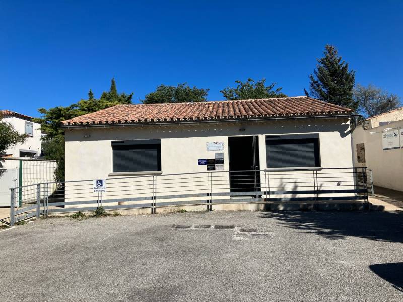 local professionnel en location à velaux de plein pied 13880