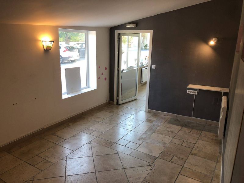 location d'un local avec parking exclusif à la clientèle velaux 13880