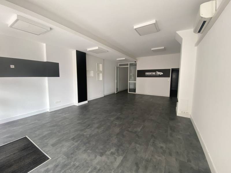 location aix en provence local climatisé avec vitrine bureau et sanitaires 13100