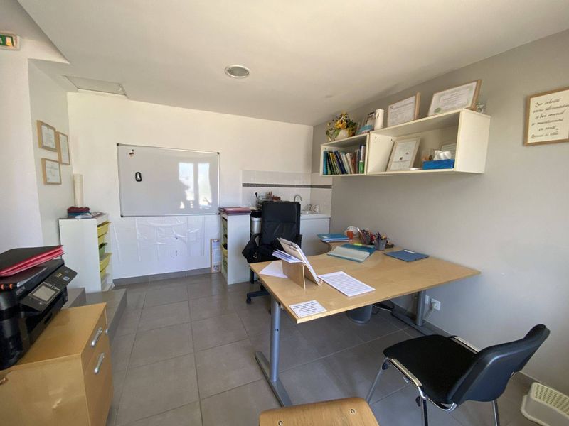 cabinet medical climatisé comprenant 4 bureaux 13880