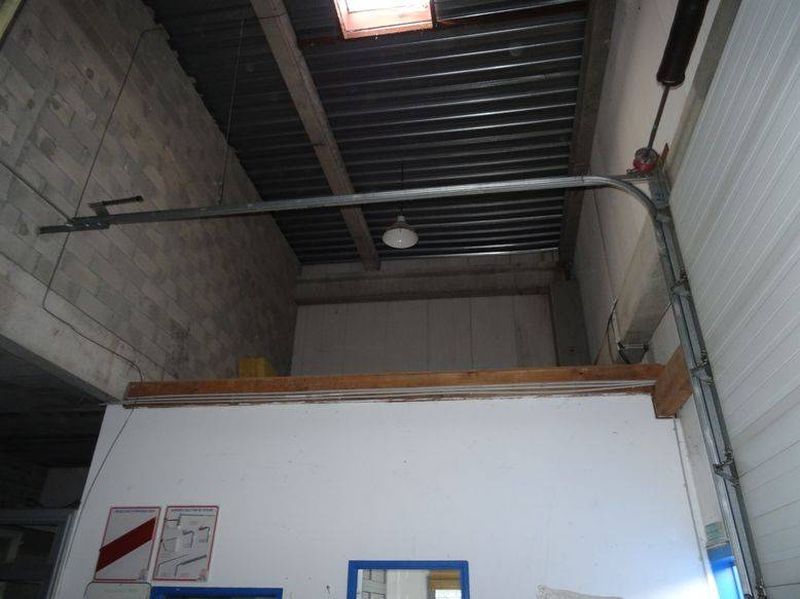 entrepôt avec stationnement à louer 13880