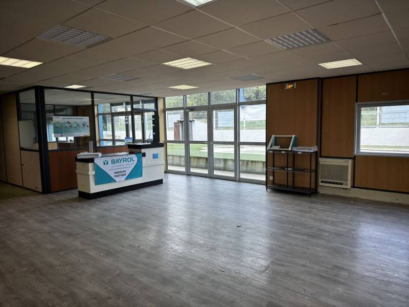 saint cannat bureaux stockage parking dans un immeubel récent en entretenu 13760