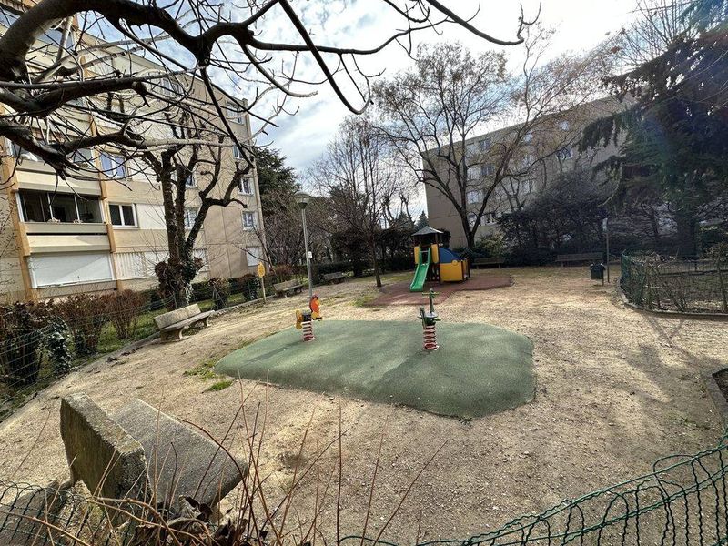 dans résidence fermée avec parc pour enfants location logement T4 1er étage exposé sud