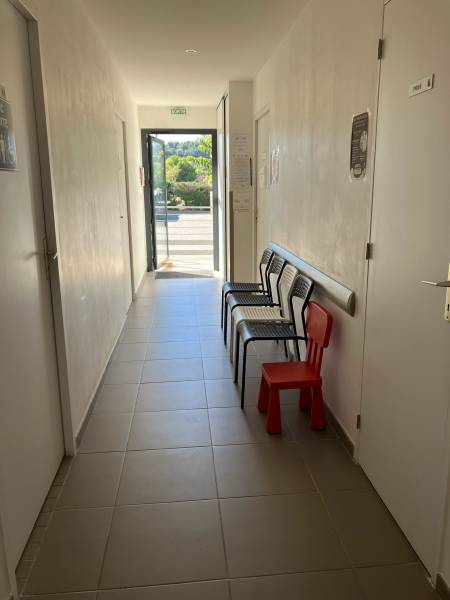 velaux louer un local en rdc avec salle d'attente commune et parking privatif pour la patientèle