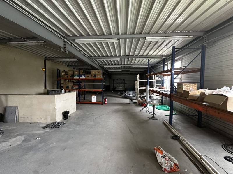 locaux à vendre za de la pile saint cannat 13760 immeuble avec locataire en place