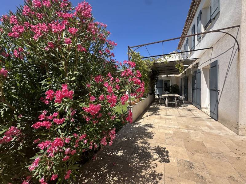 villa type 6 en vente avec piscine et terrain arboré 4 chambres calme